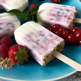 Beeren-Skyr-Eis am Stiel (mit Knuspermüsli)