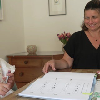 Amelie lernt mit ihrer Assistenzkraft