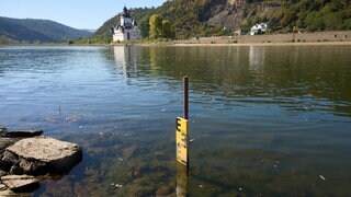 Der analoge Pegel am Rhein in Kaub zeigt weniger als 10 Zentimeter an.