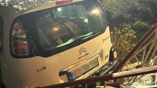 Ein Auto steckt in Mainz in der Hauseinfahrt fest. 