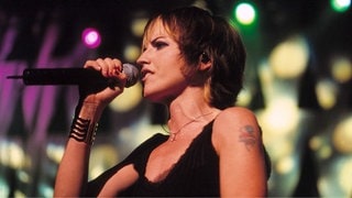Dolores O'Riordan von der Band The Cranberries (2002) | The Cranberries – "Zombie"