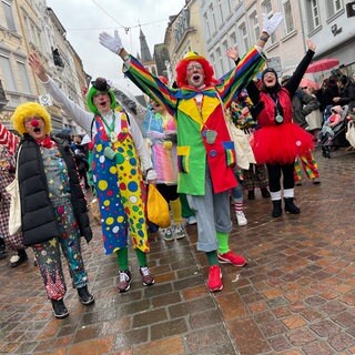 Clowns, Sonnen und Diskokugeln: Auf dem Rosenmontagsumzug in Trier waren einige Kostüme mit dabei.