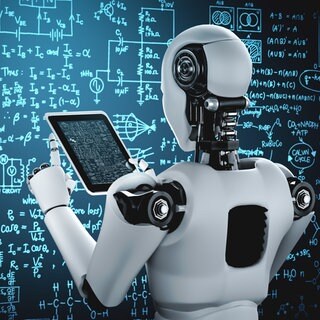 Humanoider Roboter steht mit Tablet vor einer Tafel voller Formeln: KI bewältigt riesige Datenanalysen in Sekunden, hilft bei Diagnostik und Forschungsanträgen. Doch Forschenden droht ein Deskilling. 