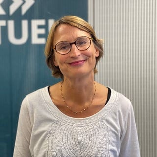 Tanja Kohler steht im SWR Aktuell-Studio