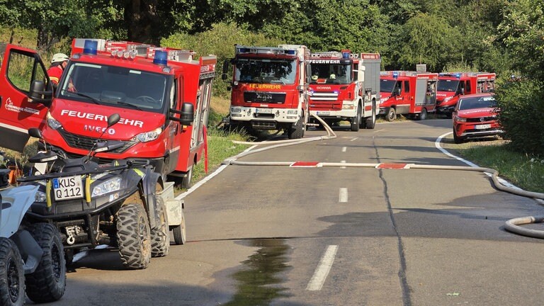Zwei Brände riefen am Donnerstag die Feuerwehr nach Quirnbach. Teilweise kämpften die Einsatzkräfte in einer Steillage gegen das Feuer.