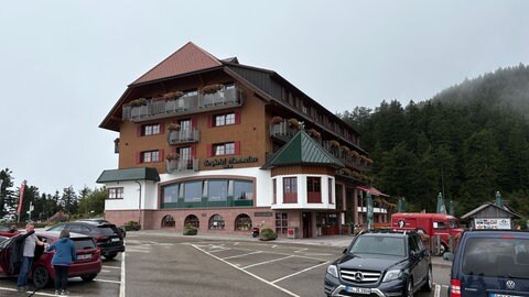 Blick auf das Mummelsee-Hotel an der Schwarzwaldhochstraße