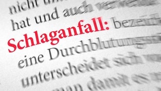 Das Wort "Schlaganfall" in roter Schrift, hervorgehoben in einem Text zur Definition des Schlaganfalls: Der Schlaganfall zählt zu den häufigsten Todesursachen und ist die häufigste Ursache für bleibende Behinderungen. 