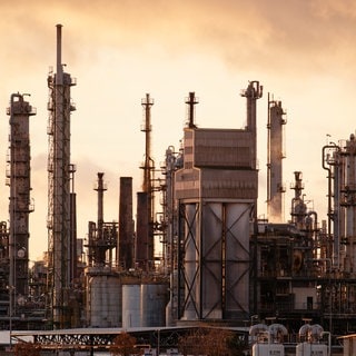 Schornsteine stehen auf dem Werksgelände des Chemiekonzerns BASF.