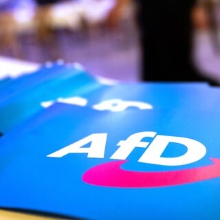 Fähnchen mit dem Logo der AfD 