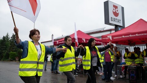 Drei Streikende tanzen, eine hält dabei eine Flagge der Gewerkschaft „NGG“ in der Hand. In der Dönerfabrik von Birtat in Murr findet ein Warnstreik statt. Der Streik wurde von der Gewerkschaft Nahrung-Genuss-Gaststätten (NGG) ausgerufen, weil die bisherigen Verhandlungen über die erstmalige tarifliche Regelung ergebnislos blieben.