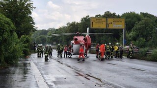 Wegen eines schweren Arbeitsunfalls, musste ein Rettungshubschrauber auf der B27 landen. Dafür musste die Bundesstraße gesperrt werden.