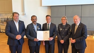 Der Taxifahrer Muhammad A. wurde von BW-Innenminister Manuel Hagel mit der Rettungsmedaille des Landes Baden-Württemberg ausgezeichnet.