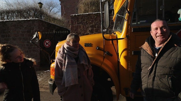 Hierzuland Höningen Familie mit Schulbus