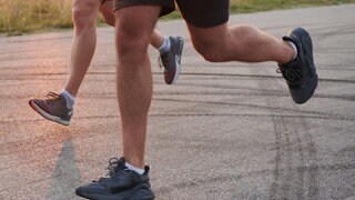 Zwei Männer laufen eine Straße entlang - auf der B9 bei Nackenheim mussten Jogger von der Polizei gestoppt worden.