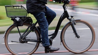 Ein Fahrradfahrer fährt auf seinem Pedelec.