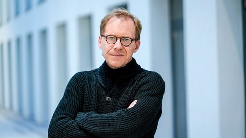 Jan Seidel steht im Gang eines SWR-Gebäudes