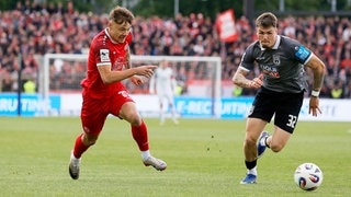 Zweikampf zwischen Jannik Hofmann (Rot-Weiss Essen) und Niklas Kölle (SSV Ulm 1846 Fußball)