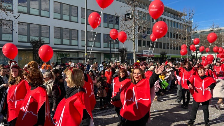Etwa 160.000 Besucherinnen und Besucher feierten zusammen mit den Karnevalisten auf den Straßen von Koblenz. 