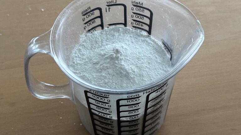 Ca. 500 g Keramikpulver in einen Mixtopf geben. 