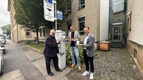 Handyparken per App in der Stadt Heilbronn: Bürgermeister Andreas Ringle, Leiter des Amts für Straßenwesen Thomas Feiert und Philipp Zimmermann von "smartparking"
