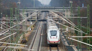 Ein ICE rollt auf der Riedbahnstrecke Richtung Frankfurt.