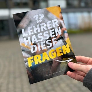 Ein Flyer, der im Mai 2025 von der Identitären Bewegung an Schulen verteilt wurde, vor einem Gymnasium in Neu-Ulm. Auf dem Flyer steht: "Lehrer hassen diese Fragen".