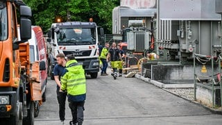 Arbeiter bei Reparaturarbeiten in einem Reutlinger Umspannwerk.