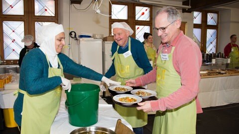 Essensausgabe bei der Vesperkirche in Singen