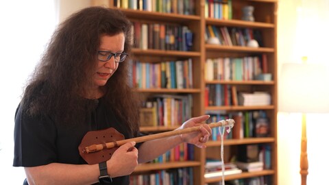 Die Ägyptologin und Musikarchäologin Heidi Köpp-Junk spielt Liebeslieder aus dem alten Ägypten auf ihrer Laute.