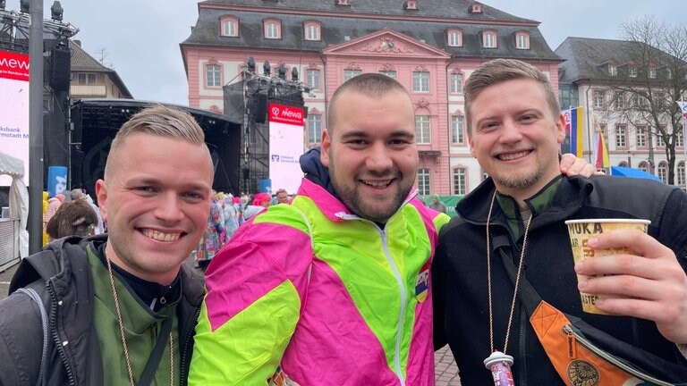 Die Stimmung bei den tausenden Narren und Närrinnen auf dem Schillerplatz in Mainz ist fantastisch.