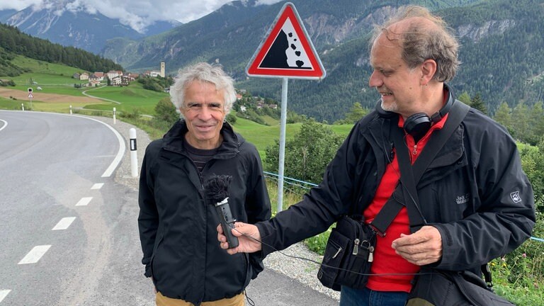 Der Schweizer Geologe Markus Forrer beschreibt die Lage: "Die merken es an ihren Häusern, die werden langsam zerrissen. (...) Sie hören natürlich, wenn es rumpelt, und es rumpelt wirklich regelmäßig. Da kommen riesige Blöcke runter. Das ist so, dass wenn solche Blöcke bis in den Dorfkern kommen würden, dann wäre das äußerst gefährlich. Und Szenarien sagen auch voraus, dass dann größere Massen kommen würden, die dann wirklich Häuser verschütten könnten."