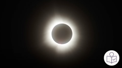 Das Bild zeigt eine totale Sonnenfinsternis. Der Mond hat sich zwischen die Erde und die Sonne geschoben. Die Sonne ist dunkel. Man sieht nur einen leuchtenden Ring. Rechts das SWR Logo für Leichte Sprache.