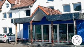 Das Haus von der Lebens·hilfe in Sinzig in dem Ahrtal. Man sieht den Eingang von dem Haus. Die Flut im Ahrtal hat das Haus kaputt gemacht. Rechts das SWR Logo für Leichte Sprache.