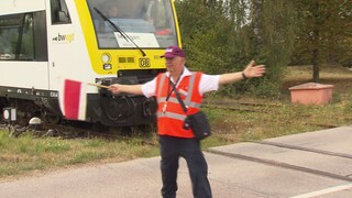 Bahnübergang einer Regionalbahn am Bodensee