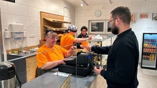Nach einem Großbrand im Herbst 2023 eröffnet am Dienstag wieder die Bäckerei Hörtling in Bad Friedrichshall. 