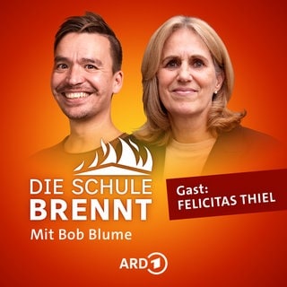 Felicitas Thiel und Bob Blume auf dem Podcast-Cover von "Die Schule brennt – Mit Bob Blume"