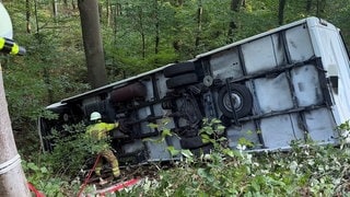 Bei Abstatt ist am Wochenende ein Wohnmobil 15 Meter in die Tiefe gestürzt. 
