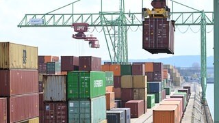 Container werden im Neckarhafen in Stuttgart verladen. 
