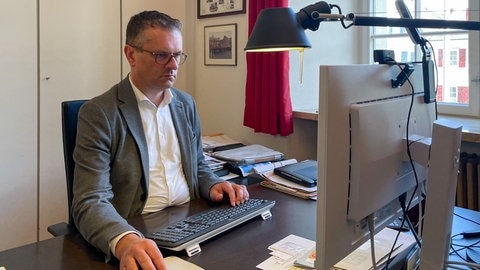 Der Rottenburger Oberbürgermeister Stephan Neher, CDU, am Schreibtisch in seinem Büro. Auch er äußert sich zum CDU-Spitzenkandidaten Manuel Hagel und dessen Wahlkampf.