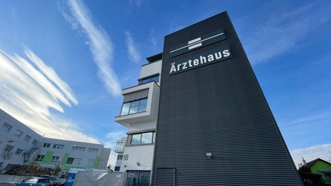 Außenaufnahme des Ärztehauses in Karlsbad-Ittersbach bei Karlsruhe. Auch eine Prämie von 200.000 Euro lockt hier keinen Arzt und keine Ärztin her: In Karlsbad-Ittersbach bei Karlsruhe wird noch immer gesucht.