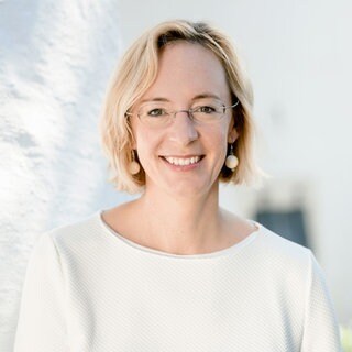 Prof. Sarah Spiekermann(-Hoff) schaut freundlich in die Kamera.