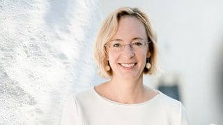 Prof. Sarah Spiekermann(-Hoff) schaut freundlich in die Kamera.