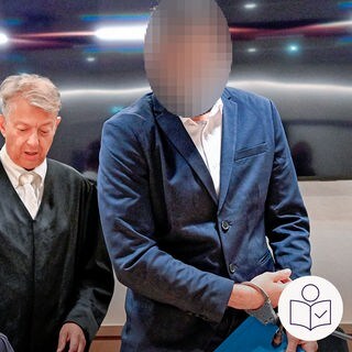 Ein Mann in Hand·schellen. Neben ihm ein Anwalt. Der Mann hat einen Zug·begleiter angegriffen. Der Zug·begleiter ist gestorben. Rechts das SWR Logo für Leichte Sprache.