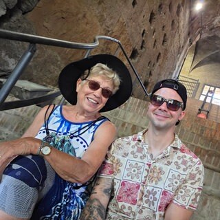 Sandro und seine Oma Ingrid Faito im Kolloseum in Rom