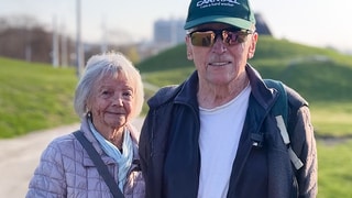 Ein älteres Paar, beide 85, steht im Stuttgarter Rosensteinpark.