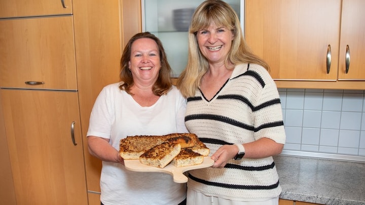 SWR4 Hörerin Ilona aus Bad Mergentheim und Stefanie Czaja präsentieren den Zwiebelkuchen mit Hefeteig vom Blech.