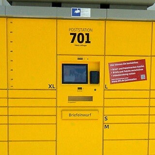 Ein gelber Postautomat mit der Aufschrift "Poststation" steht in einer Fußgängerzone in Löffingen.