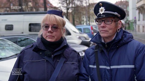 Zwei Politessen
