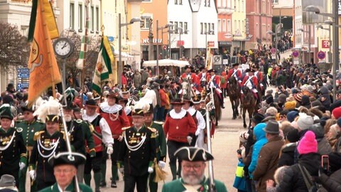 Beim Kalten Markt zieht traditionell ein Umzug mit Pferden durch die Innenstadt von Ellwangen. Jedes Jahr kommen tausende Besucher zu den Festtagen (Archivbild).