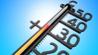 Das obere Ende eines Thermometers, das eine sehr hohe Temperatur anzeigt